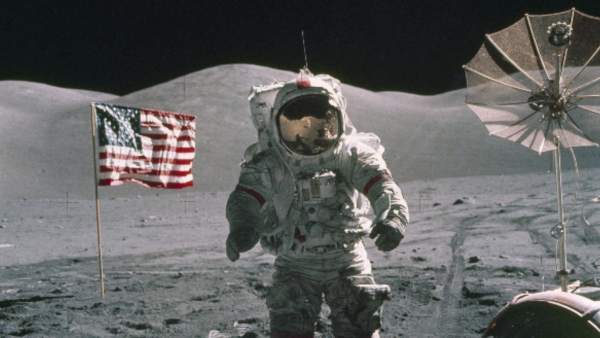 Gene Cernan, le dernier homme à avoir posé le pied sur la Lune, était le commandant d'Apollo 17 en décembre 1972, la dernière mission lunaire et l'un des derniers vols Apollo.