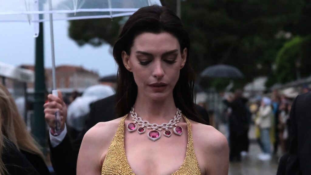 Anne Hathaway brille lors de la présentation de la collection Haute Joaillerie de Bulgari à Venise
