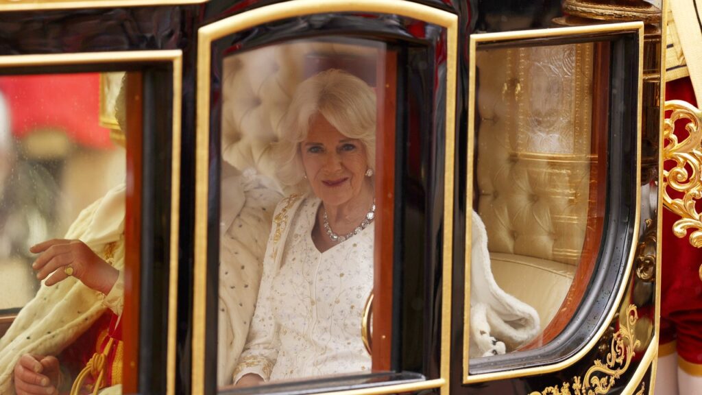Bruce Oldfield, le créateur de la robe de couronnement de la reine Camilla, crée depuis des décennies des tenues ultra-sophistiquées pour la famille royale britannique.