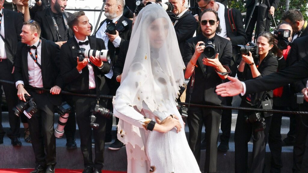 Cette robe de mariée brûlée était l’un des plus beaux looks vus à Cannes hier.