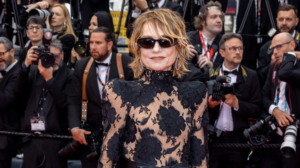 Isabelle Huppert fait passer la tendance « chaussures nues » à la vitesse supérieure sur le tapis rouge de Cannes.