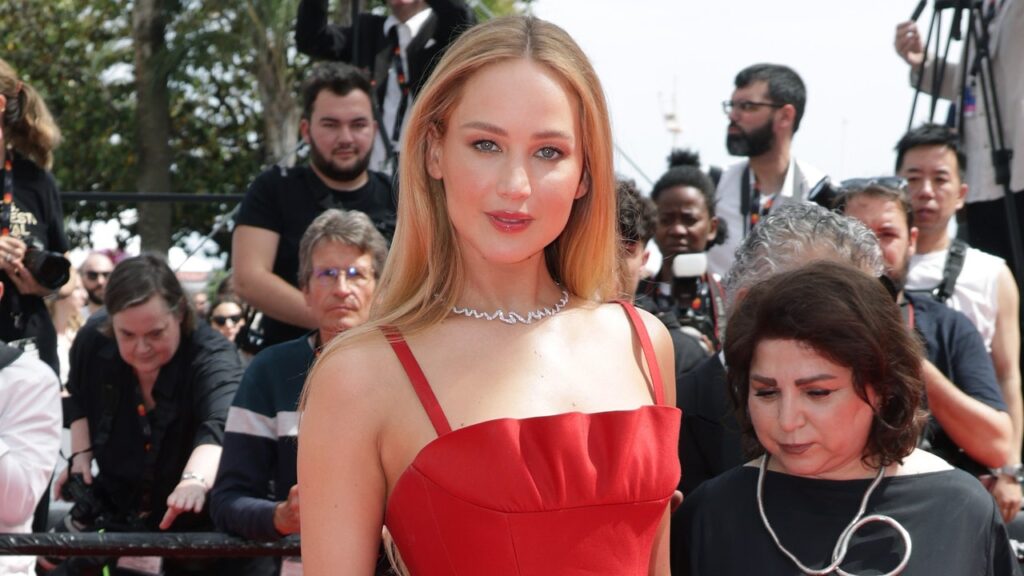 Jennifer Lawrence apporte le glamour de l’ancien Hollywood à Cannes