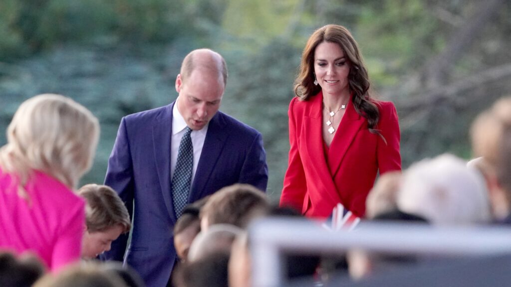 Kate Middleton couronne les célébrations du couronnement de Charles III dans une veste de tailleur rouge qui fonctionne de 9 à 9.