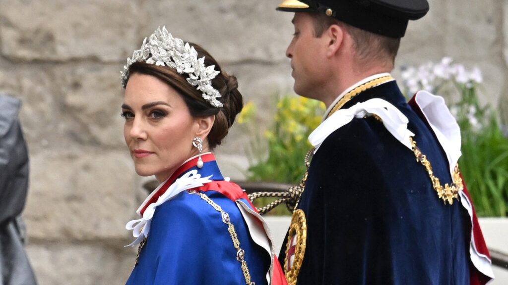Kate Middleton, royale en cape et coiffe florale lors du couronnement de Charles III