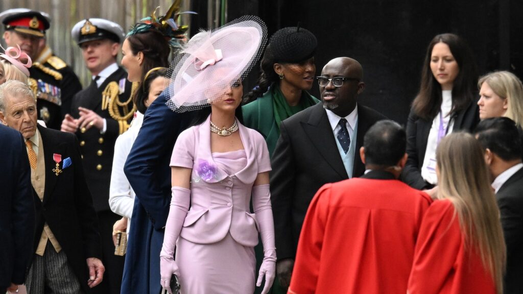 Katy Perry a opté pour Vivienne Westwood pour son look lors du couronnement de Charles III.