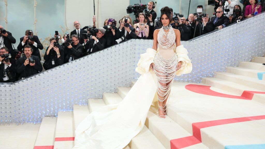 Kim Kardashian a porté 50 000 perles au Met Gala 2023