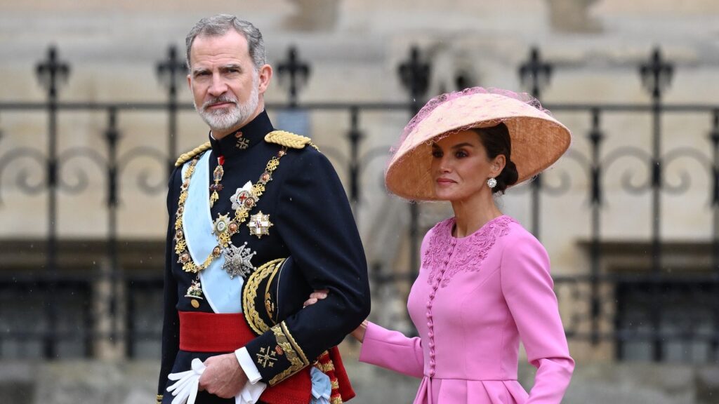 La reine Letizia porte la mode espagnole (dans sa coiffe) au couronnement de Charles III