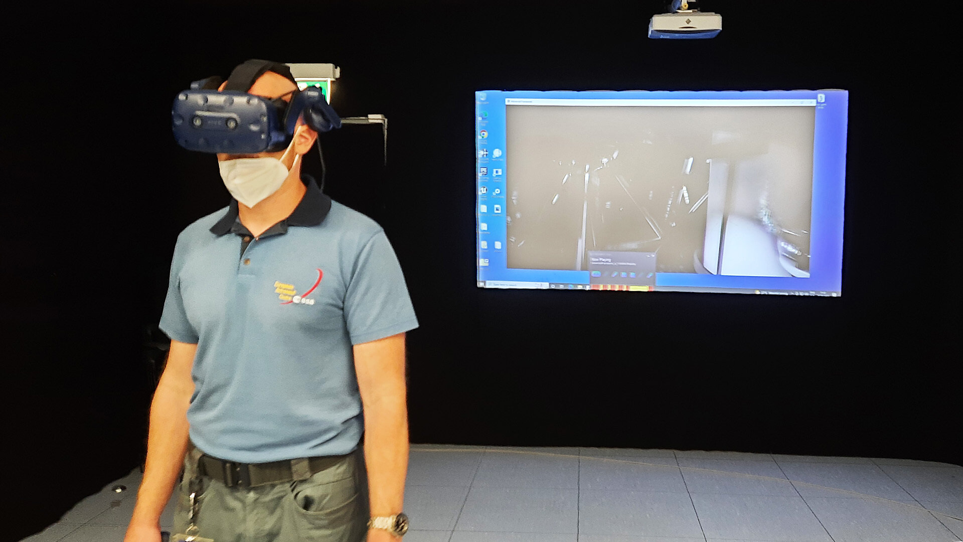 L'astronaute de l'ESA Alexander Gerst regarde la simulation Argonaut développée avec la réalité virtuelle.