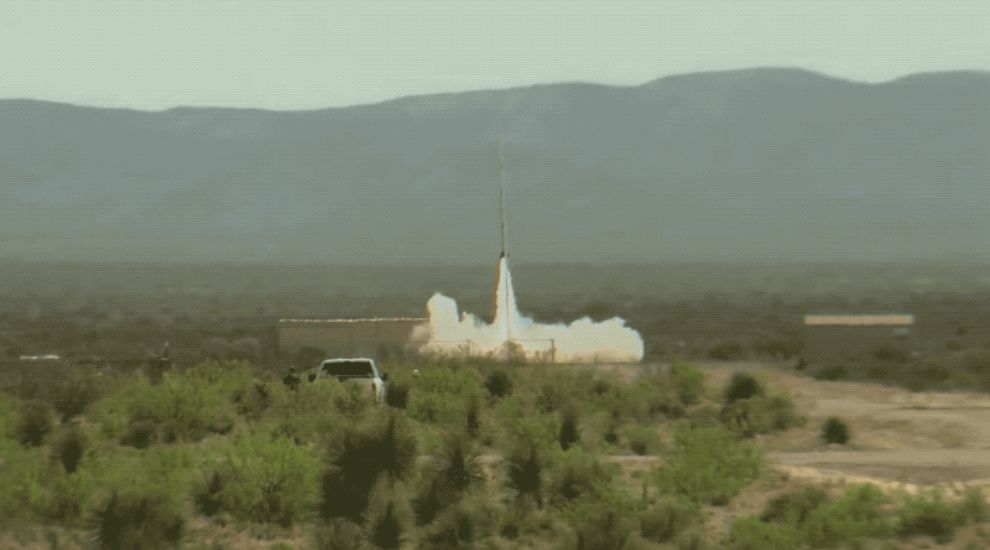 La petite fusée transportait plus d'une douzaine de charges utiles d'étudiants de la NASA et les restes de deux personnes décédées.