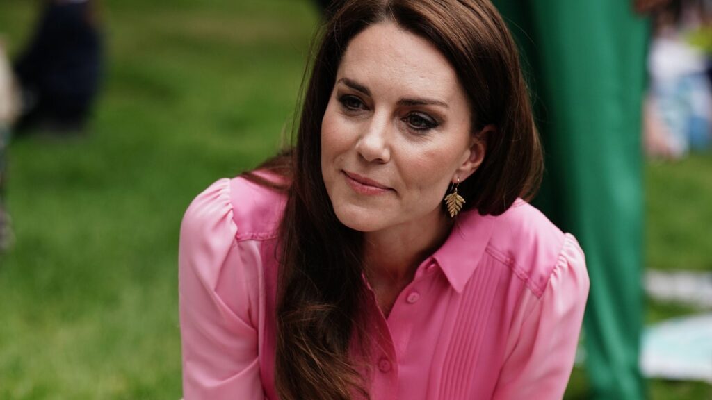 L’été arrive, et Kate Middleton le sait : c’est la robe qu’elle porte TOUJOURS à tous ses événements.
