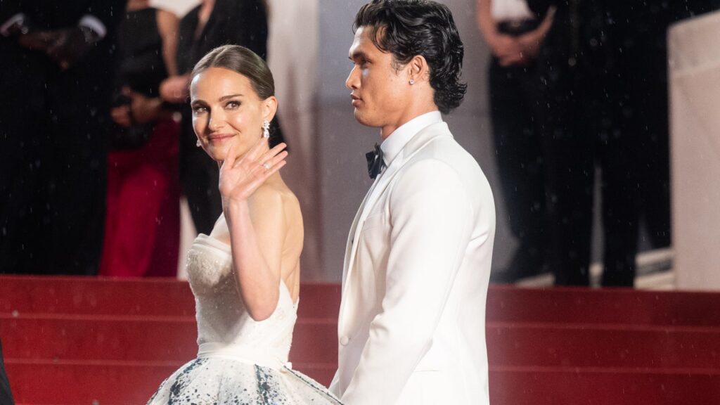 Natalie Portman éblouit le tapis rouge de Cannes avec une réinterprétation d’une robe Dior emblématique.