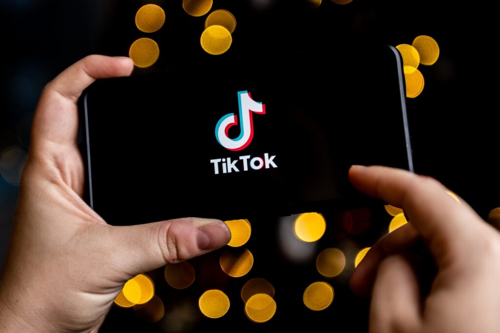 TikTok teste un chatbot IA in-app appelé « Tako ».