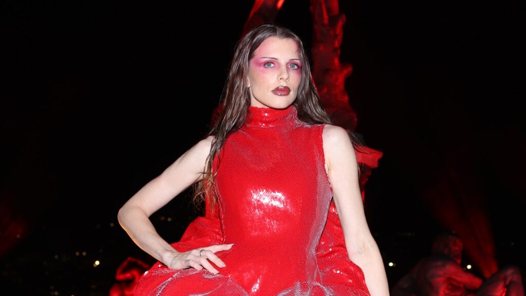 Julia Fox est en rouge au défilé de mode de LuisaViaRoma à Florence