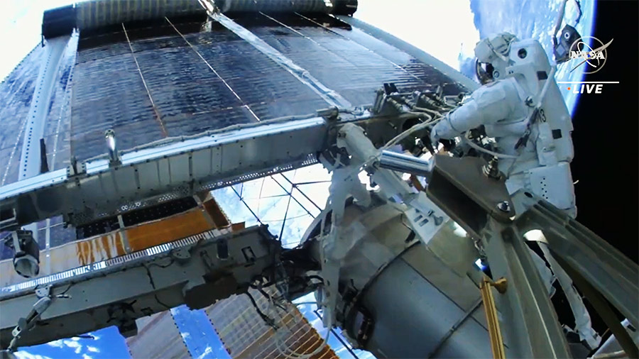 L'astronaute Woody Hoburg observe le déploiement d'un nouveau champ solaire.