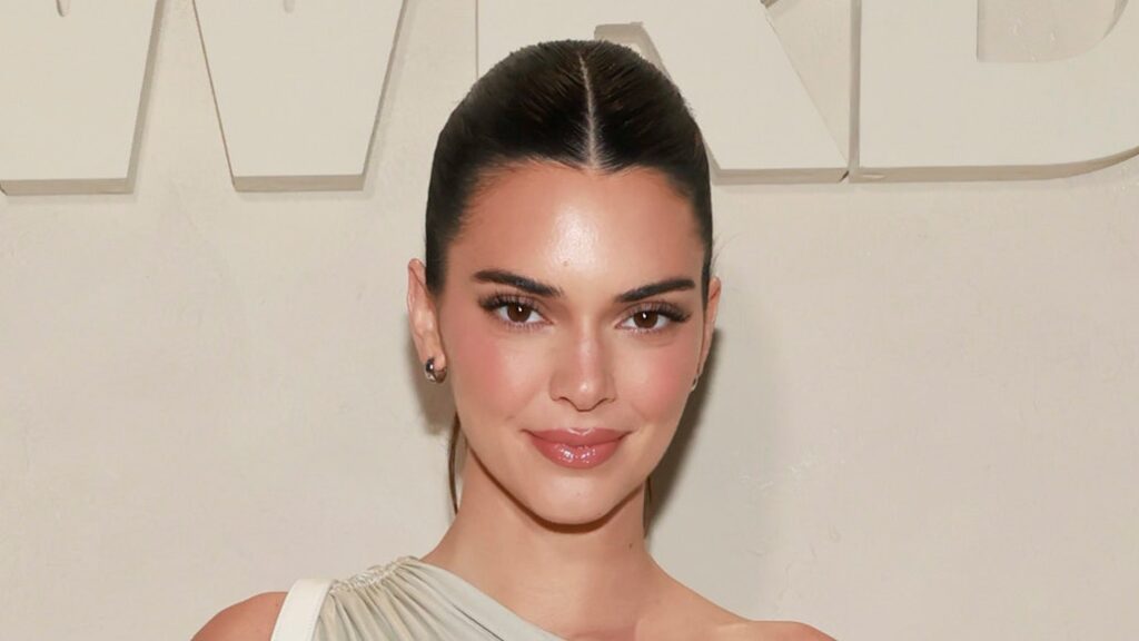 Oubliez les robes décolletées : cette tendance, déjà portée par Kendall Jenner, est encore plus sexy.