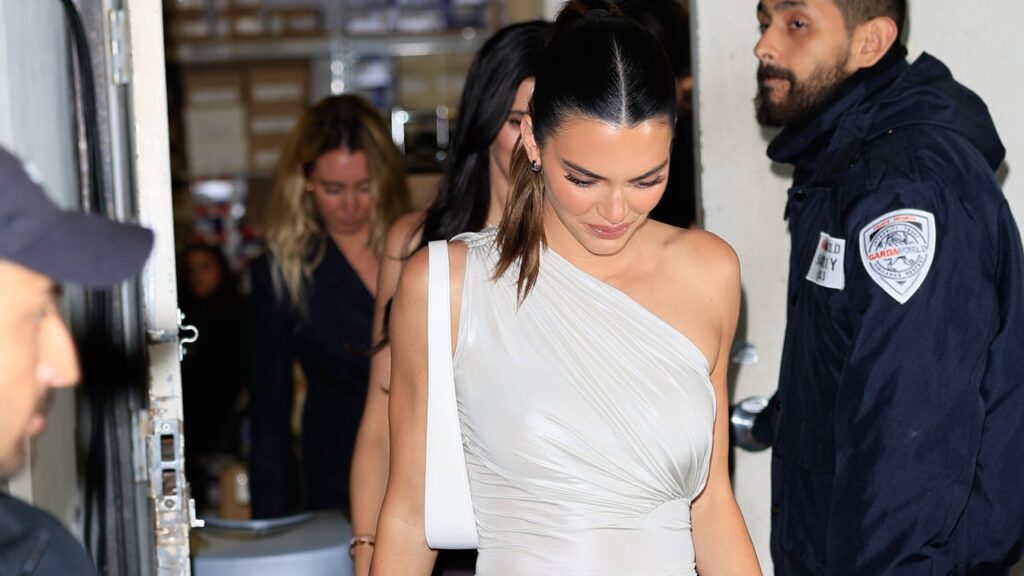 Pour Kendall Jenner, la (fausse) petite robe blanche est l’achat de l’été.