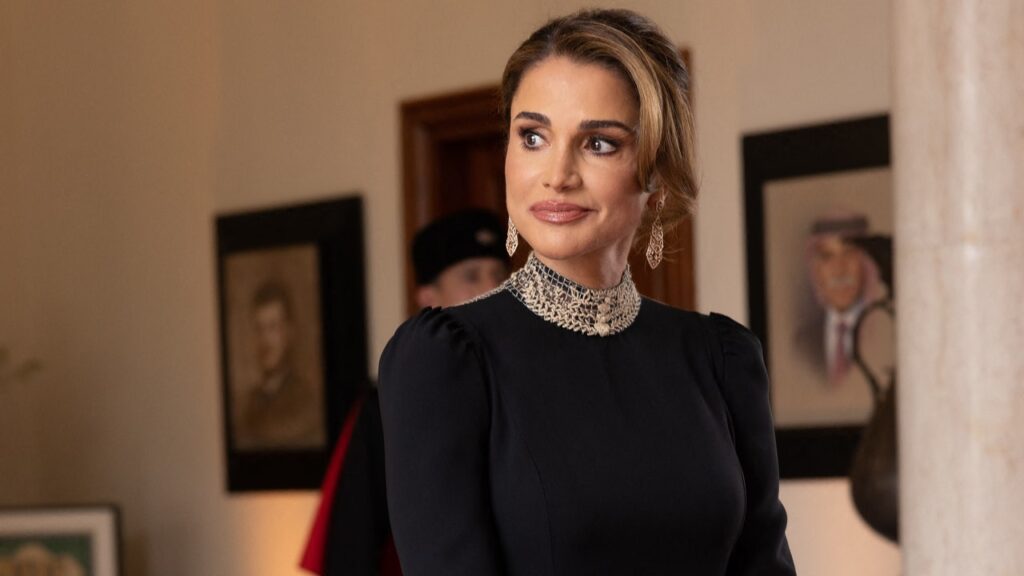 Se rendre à un mariage en noir ? C’est ce que vient de faire Rania de Jordanie dans une robe Dior pour le mariage de son fils.