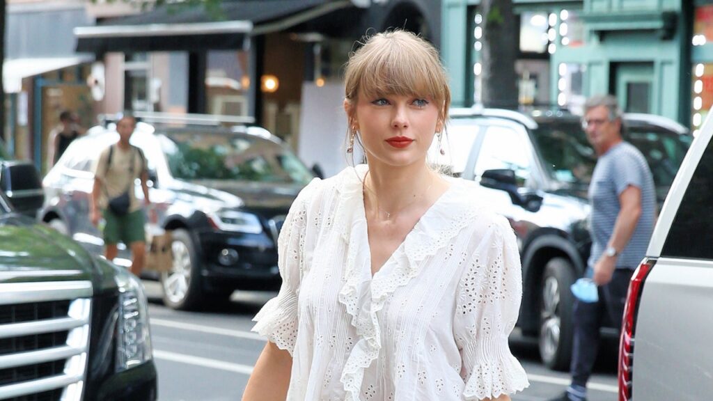 Taylor Swift a déjà porté la « jupe » que vous voudrez porter en permanence cet été.