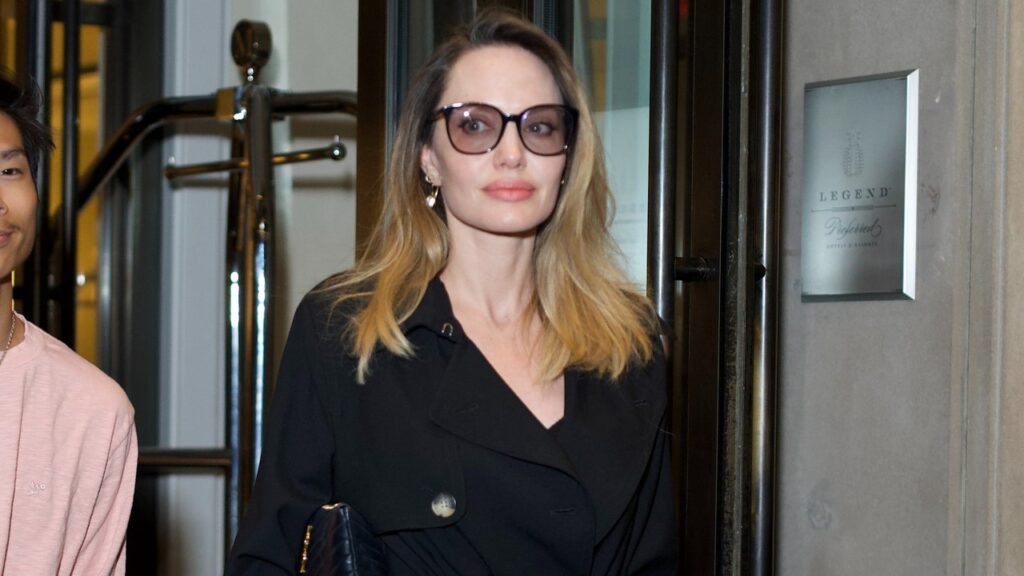 Angelina Jolie porte les ballerines classiques qui seront les plus populaires à l’automne prochain.