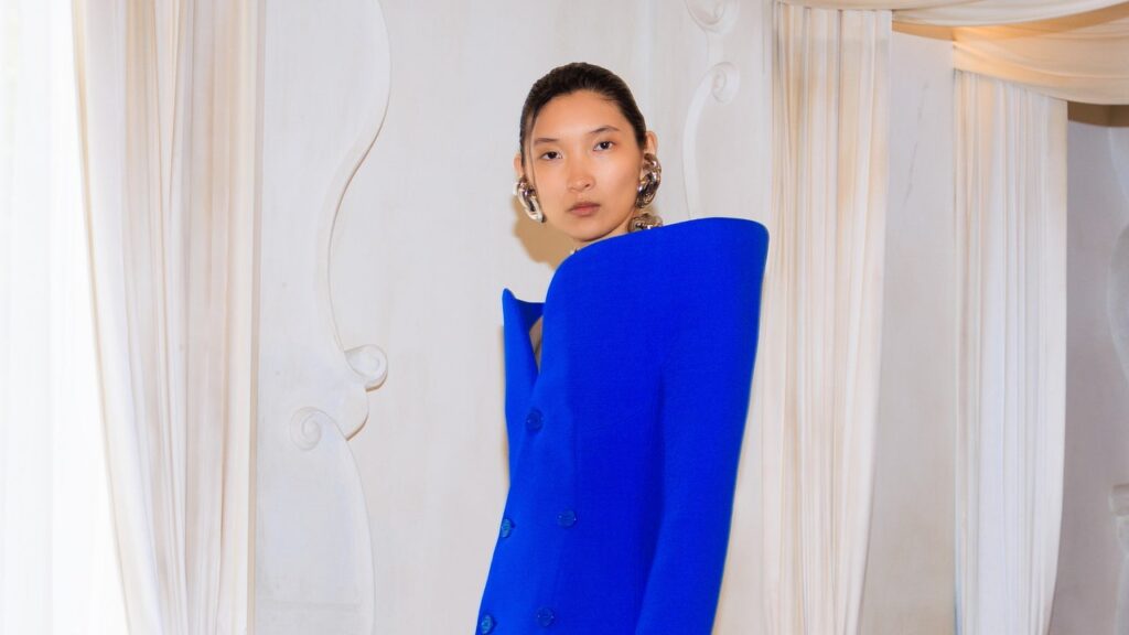 Balenciaga se penche sur l’idée de structure dans son nouveau défilé Haute Couture