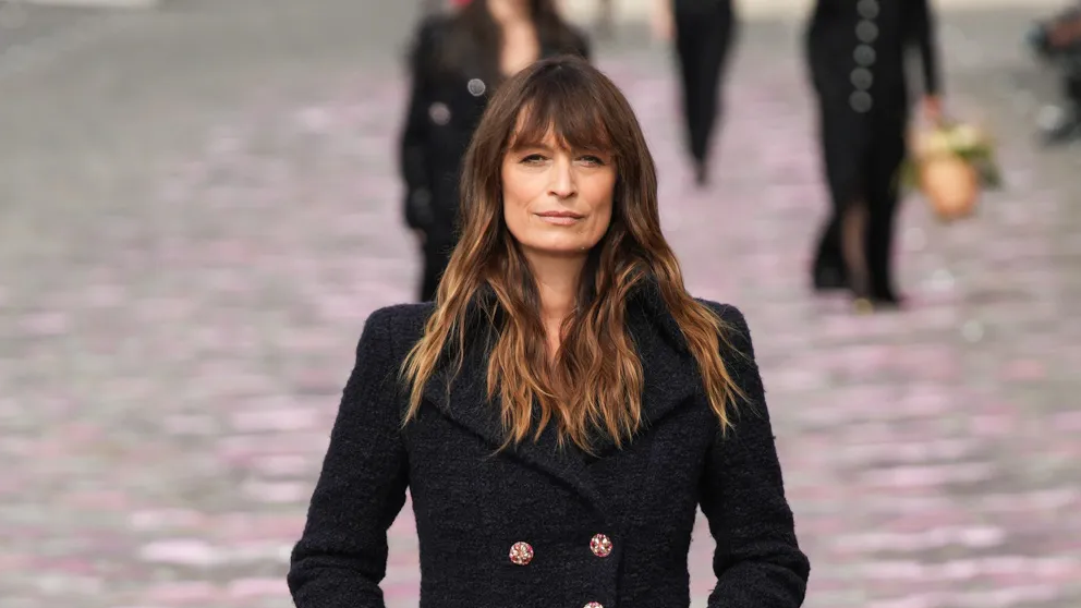 Chanel Haute Couture descend dans la rue pour une promenade sur les quais de Seine