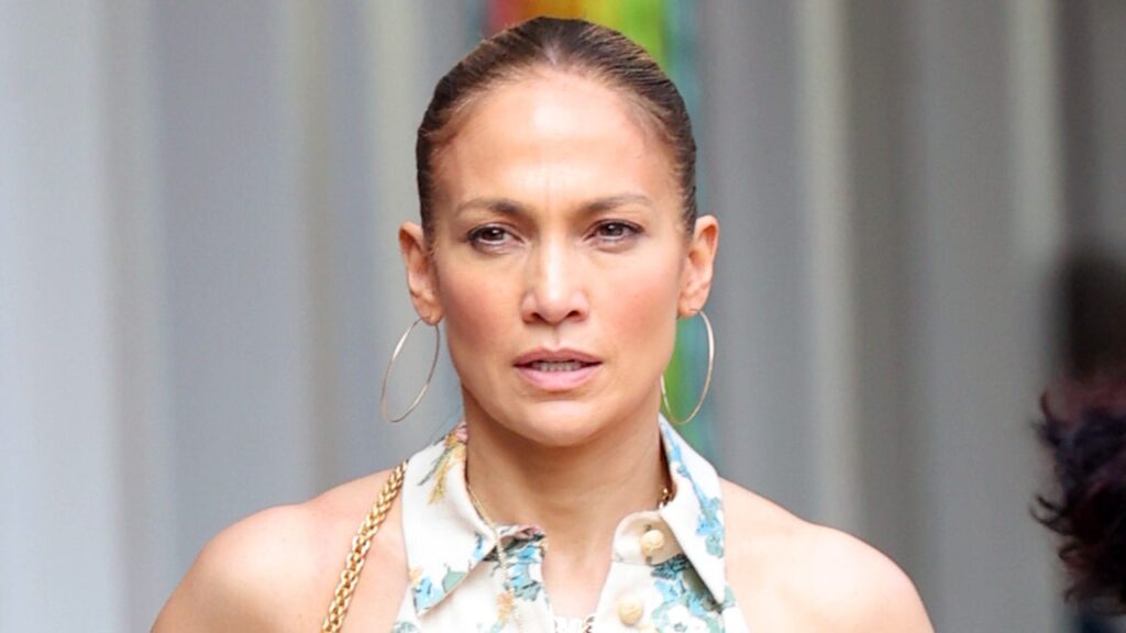 Jennifer Lopez sait que ces sandales sont le secret ultime d’un look estival parfait.