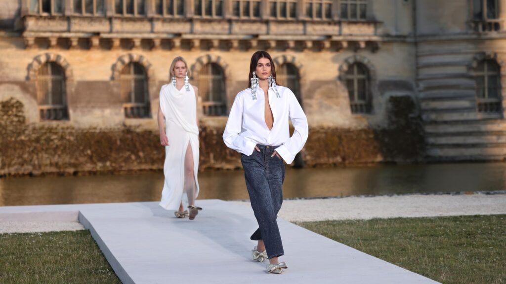 La révolution d’un jean ou la prise d’assaut du château de Valentino Haute Couture automne-hiver 2023-2024