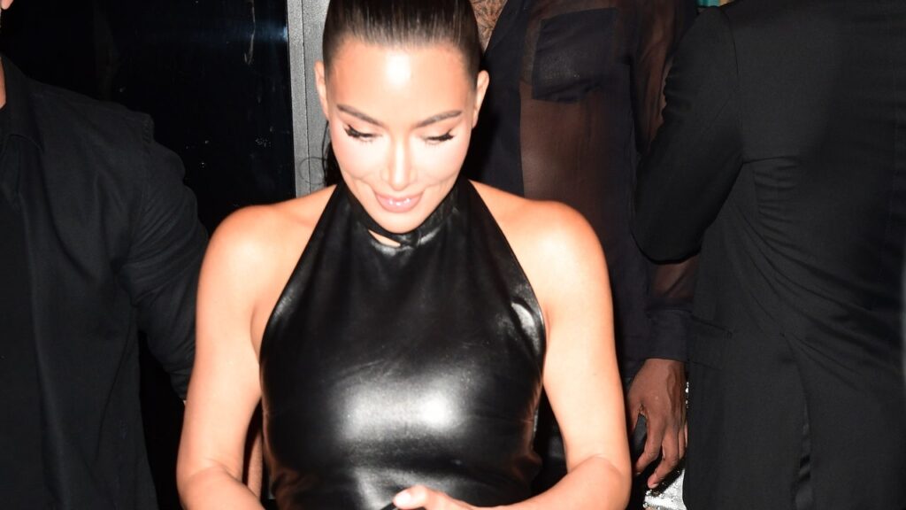 Porter du noir en été ? Kim Kardashian dit oui avec un « total look noir » en cuir à Miami (par 33 degrés).