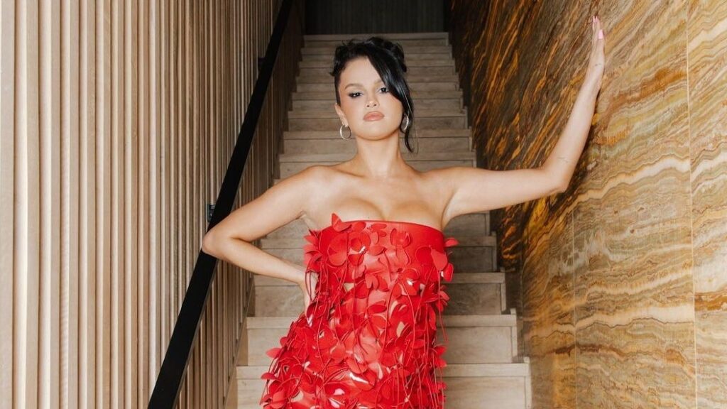 Selena Gomez a fêté son 31e anniversaire dans une robe très voyante.