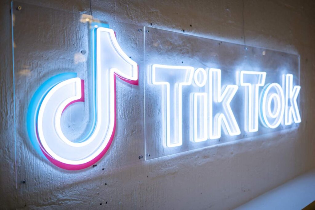 TikTok lance de nouveaux outils et une nouvelle technologie pour étiqueter les contenus liés à l’IA