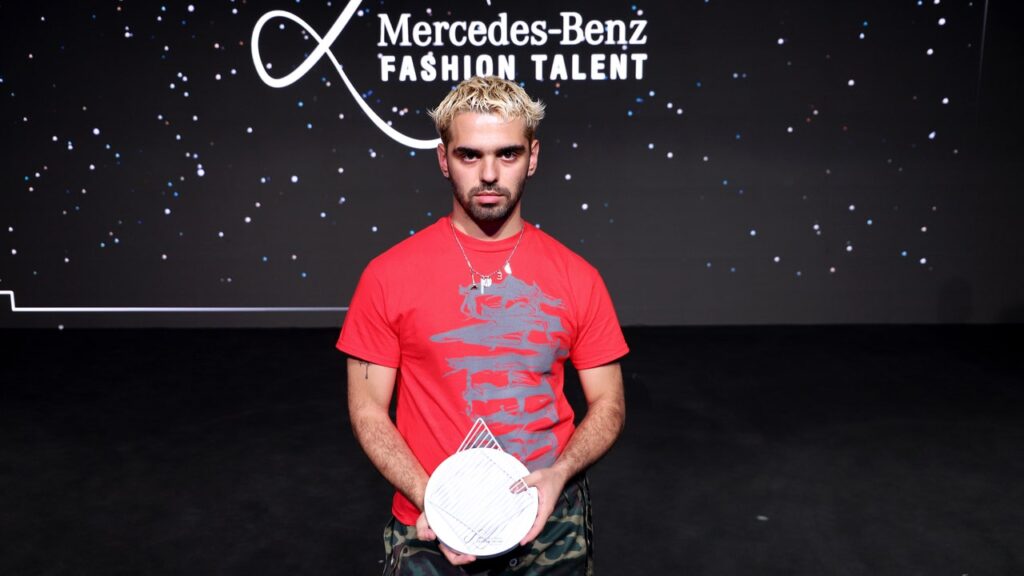 Aarón Moreno, d’Emeerree, remporte le prix Mercedes-Benz Fashion Talent Award lors de la MBFW.