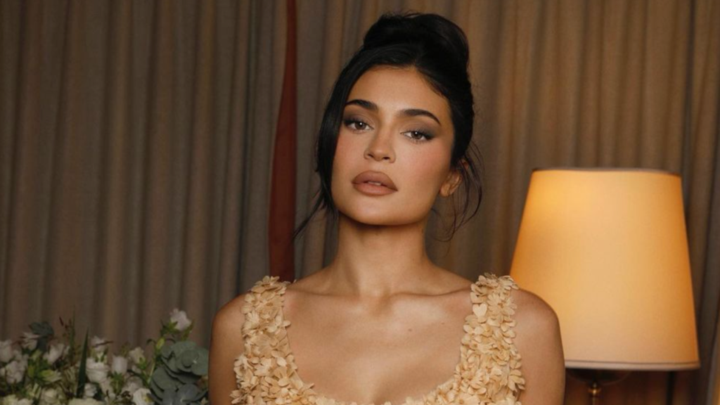 Kylie Jenner et sa nouvelle obsession vintage : les looks d’archives de Prada