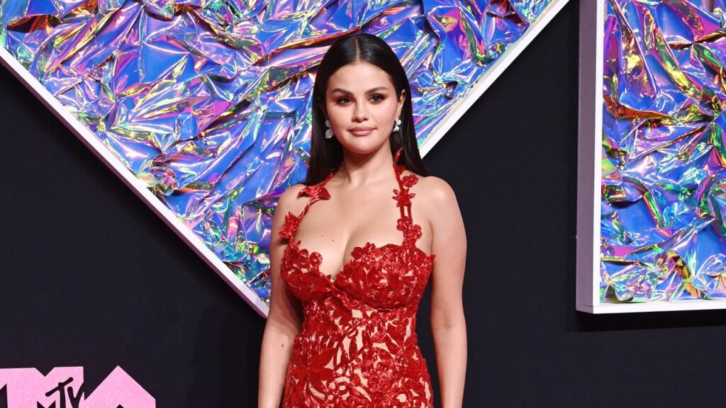 Selena Gomez se lance dans la romance aux MTV VMAs