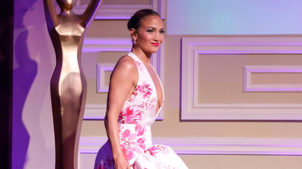 Jennifer Lopez donne un tour à la robe asymétrique avant l’une des tendances du printemps 2024.