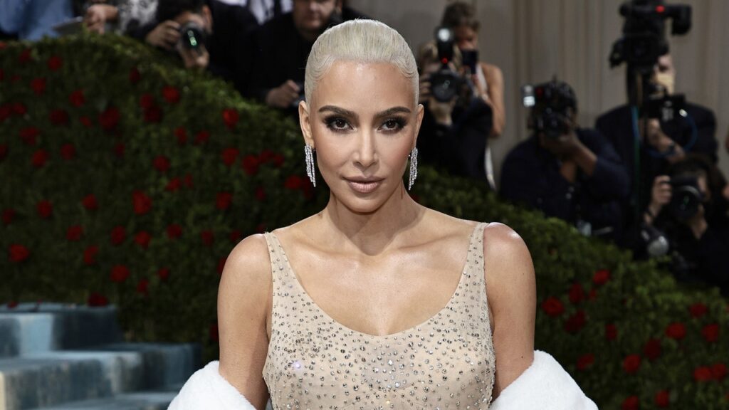 Kim Kardashian lance un soutien-gorge à tétons pour la bonne cause