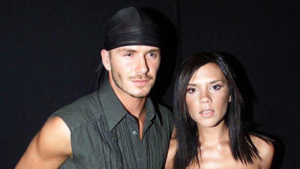 Le jour où David Beckham a posé en sarong, ou comment le mari de Victoria a révolutionné l’histoire du football masculin.