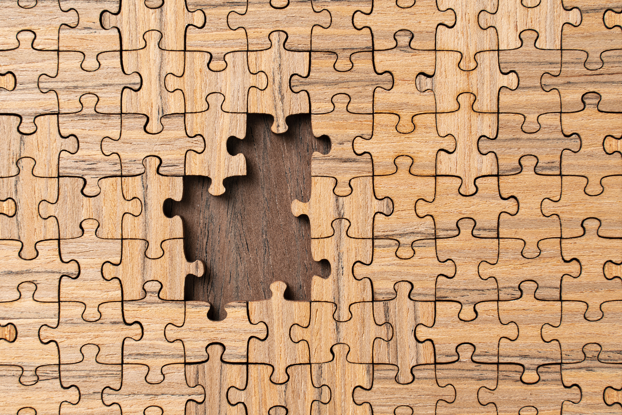 Puzzle en bois avec pièces manquantes : comment gérer les licenciements avec humanité ?