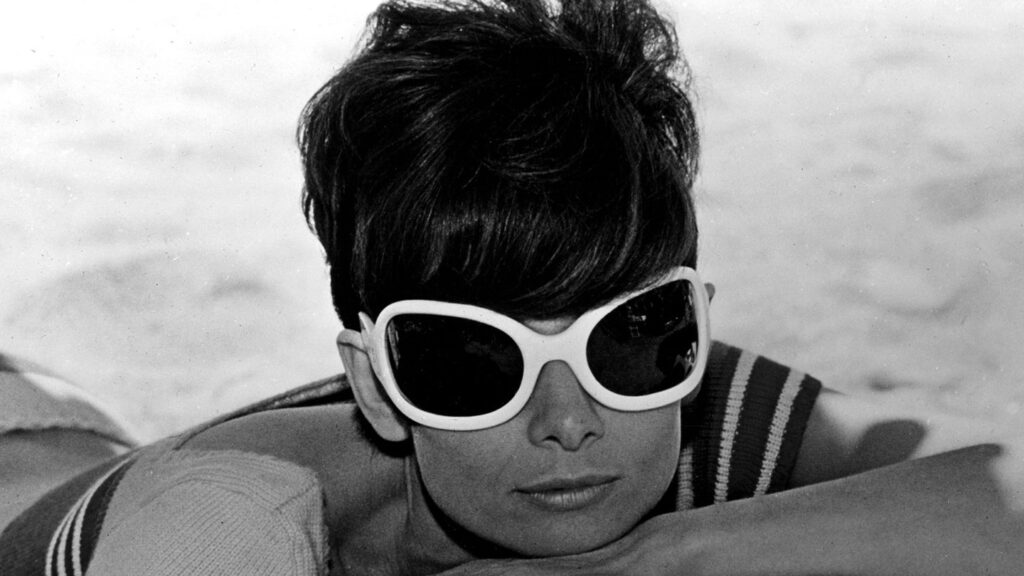 Toutes les lunettes de soleil portées par Audrey Hepburn avant tout le monde