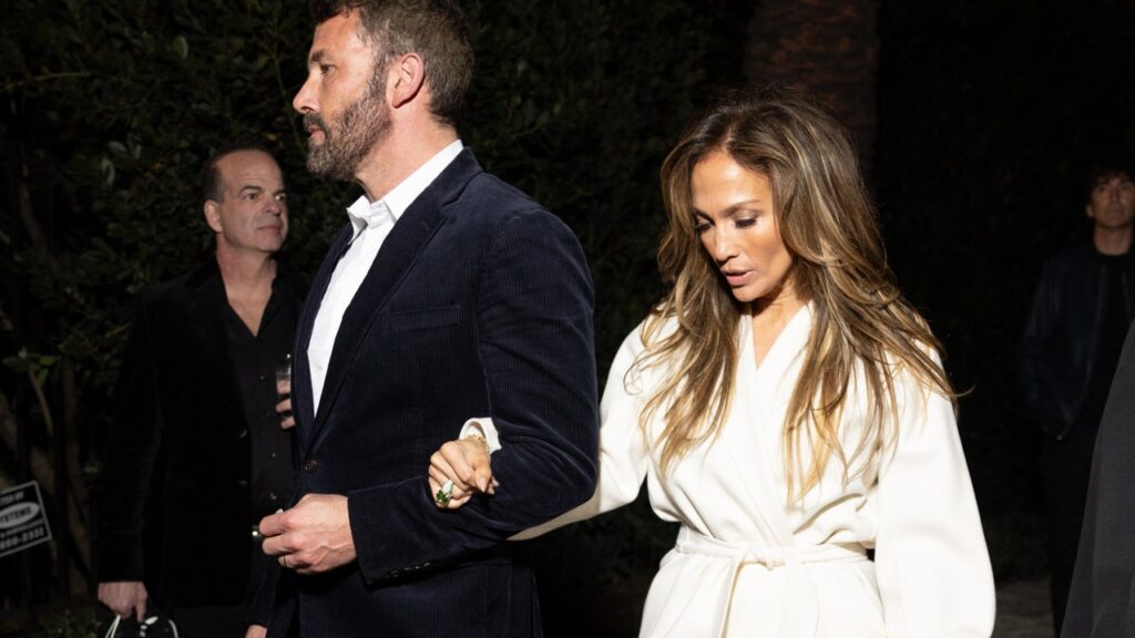 Un manteau en tissu est toujours un bon choix pour un événement en soirée (mot de Jennifer Lopez).