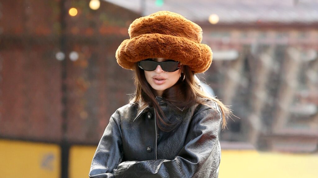 Emily Ratajkowski porte le bonnet de fourrure XXL le plus flatteur de cet automne/hiver.