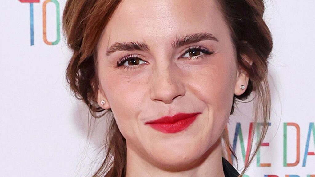Emma Watson revient sur le tapis rouge, soutien-gorge en évidence