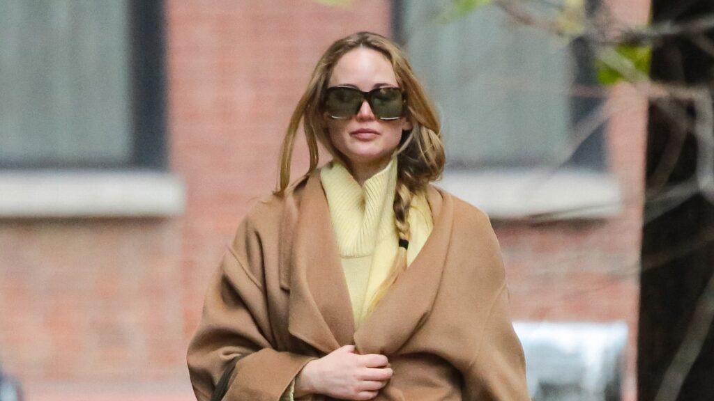 Jennifer Lawrence et sa défense particulière du manteau camel classique (dans un style décontracté)