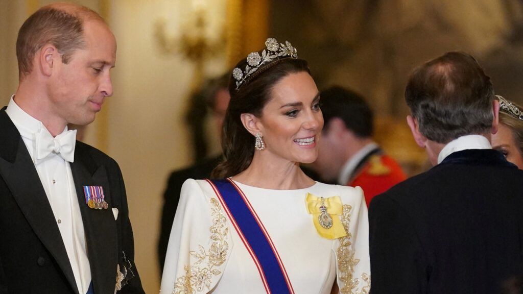 Kate Middleton a porté un spectaculaire diadème en diamant rose « sauvé de l’oubli » lors d’un événement au palais de Buckingham.
