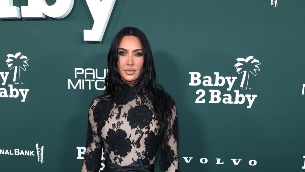 Kim Kardashian fait sensation dans une robe d’inspiration gothique au gala Baby2Baby 2023