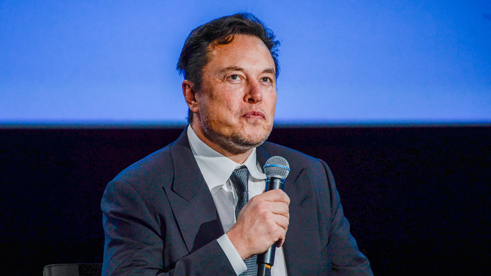 Le PDG de Tesla, Elon Musk, regarde vers le haut alors qu'il s'adresse aux invités lors de la réunion Offshore Northern Seas 2022 (ONS) à Stavanger, en Norvège, le 29 août 2022.
