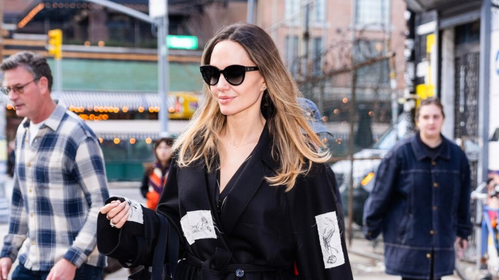 Angelina Jolie l’a bien compris : un manteau spécial peut être la star de n’importe quel look.