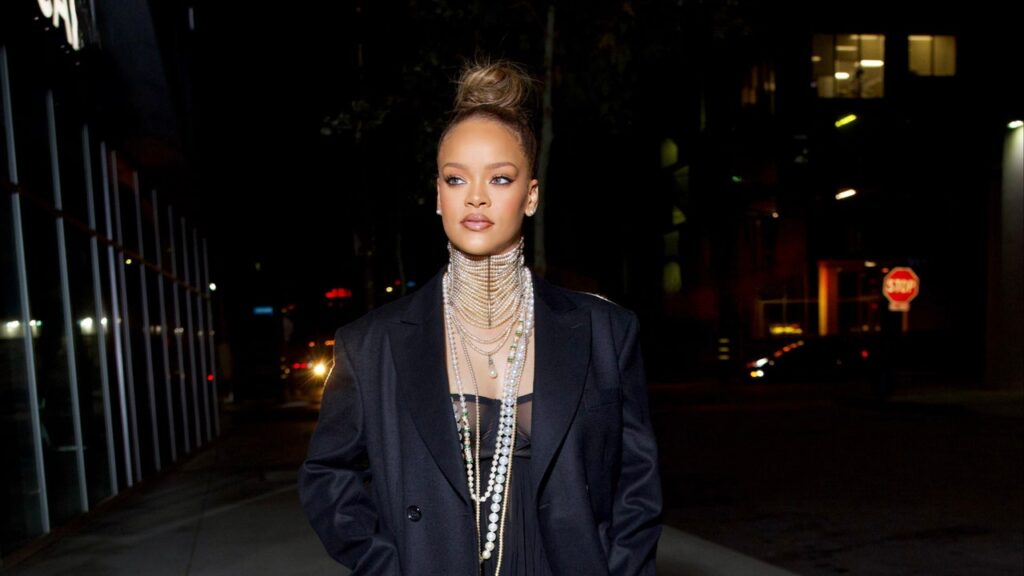 Associer des perles, un jean et des baskets pour le réveillon du Nouvel An, c’est possible, dit Rihanna.