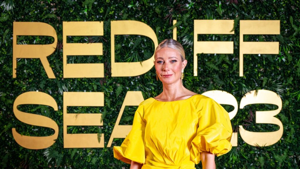 Gwyneth Paltrow a choisi le jaune sur le tapis rouge du Festival international du film de la mer Rouge.