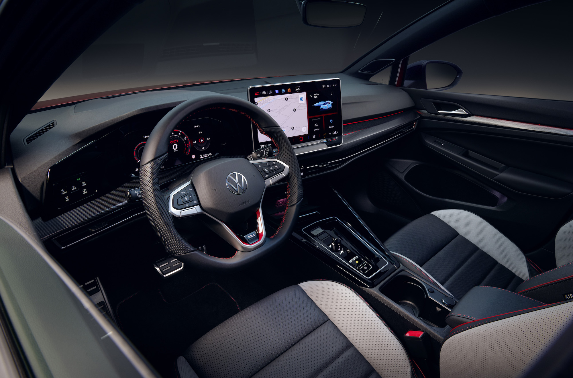 Une image montrant l'intérieur d'une nouvelle Volkswagen Gold, y compris le volant et l'écran tactile.