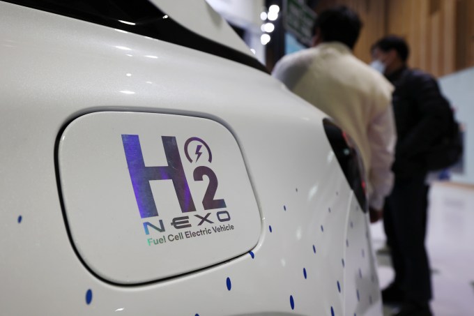La formule chimique de l'hydrogène est affichée sur la trappe à carburant d'une Hyundai.